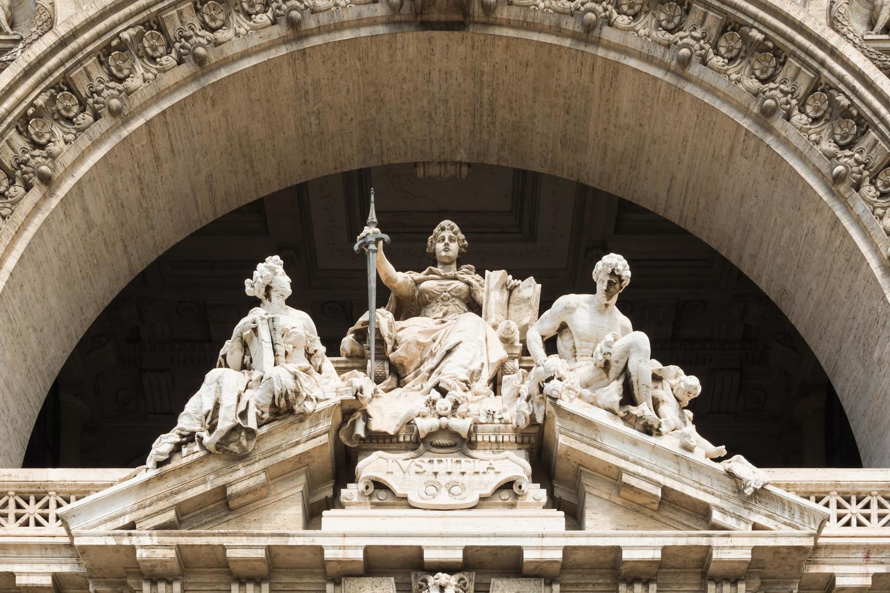 Il gruppo scultoreo della Giustizia sulla facciata della Corte di cassazione a Roma